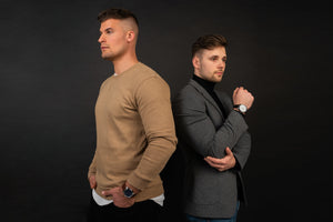 Zwei Männer tragen die Victor De Rossa Armbanduhr „Onesto“ der Herrenkollektion erhältlich mit Lederarmband und verschiedenen Farbkombinationen.
