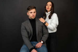 Frau & Mann tragen jeweils eine Victor De Rossa Armbanduhr „Aperto“ der Unisex Kollektion welche in verschiedenen Kombinationen erhältlich ist.