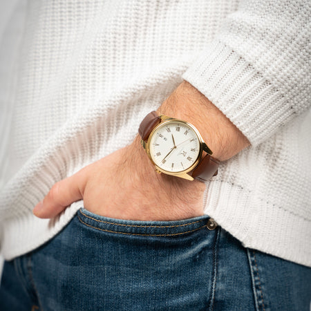 Mann trägt die Victor De Rossa Armbanduhr „Onesto 241“ mit braunem Lederarmband, weißem Zifferblatt und goldenem Gehäuse