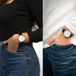 Mann & Frau tragen die Victor De Rossa Armbanduhr „Aperto 351“ mit schwarzem Lederarmband weißem Zifferblatt und rosegoldenem Gehäuse