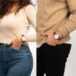 Mann & Frau tragen die Victor De Rossa Armbanduhr „Aperto 401“ mit braunem Lederarmband, weißem Zifferblatt und goldenem Gehäuse