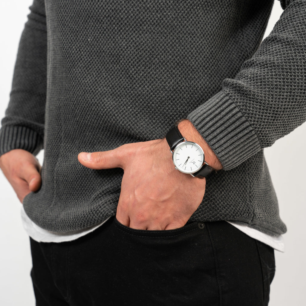 Mann trägt die Victor De Rossa Armbanduhr „Aperto 501“ mit schwarzem Lederarmband, weißem Zifferblatt und silbernem Gehäuse