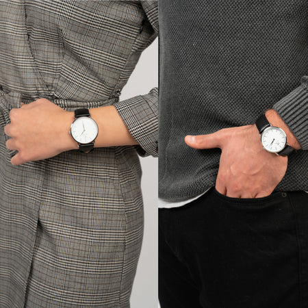 Mann & Frau tragen die Victor De Rossa Armbanduhr „Aperto 501“ mit schwarzem Lederarmband, weißem Zifferblatt und silbernem Gehäuse