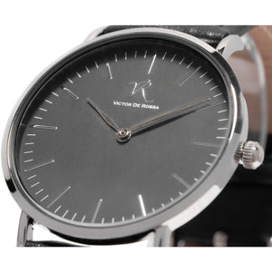 Victor De Rossa Uhr vom Modell „Aperto 551“. Unisex-Uhr mit schwarzem Lederarmband, schwarzem Zifferblatt und silbernem Gehäuse
